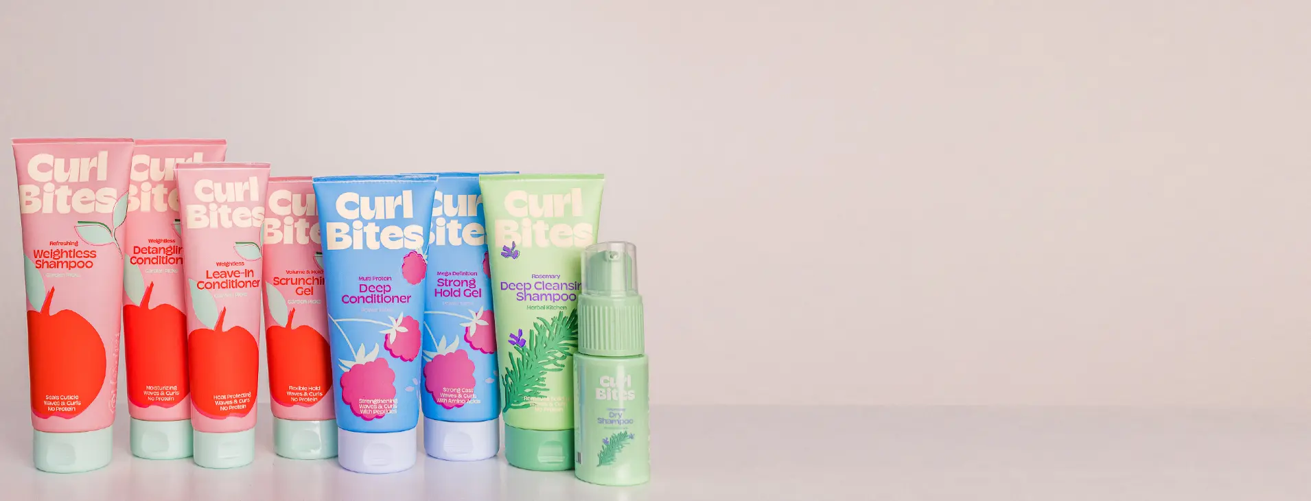 Curl Bites termékek palackjai egymás mellett világos hátterrel