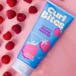 Kék tubusos Curl Bites Mega Definition Strong Hold Gel hajzselé friss málnákkal körülvéve 