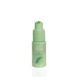 Curl Bites Volumizing Dry Shampoo szárazsampon világoszöld flakonban, permetező adagolófejjel és növényi mintával.