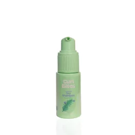 Curl Bites Volumizing Dry Shampoo szárazsampon világoszöld flakonban, permetező adagolófejjel és növényi mintával.