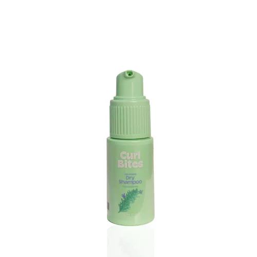 Curl Bites Volumizing Dry Shampoo szárazsampon világoszöld flakonban, permetező adagolófejjel és növényi mintával.