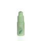 Curl Bites Volumizing Dry Shampoo szárazsampon világoszöld flakonban, permetező adagolófejjel és növényi mintával.