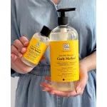 Kézben tartott sárga címkés Soivre Curly Method Low-Poo és Final Wash sampon flakonok.