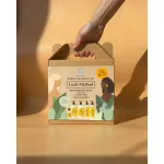 Kézben tartott Soivre Cosmetics Curly Method kartondobozos ajándékcsomag göndör hajápoló termékekkel.