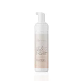 Nayeel My First Gentle 2-in-1 Foam Shampoo gyengéd habsampon fehér flakonban, kényelmes habadagoló pumpával.