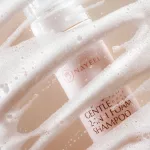 NAYEEL Gentle 2-in-1 Foam Shampoo flakon dús, fehér samponhabos rétegek mögött egy közeli részletfotón.