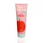 Curl Bites Refreshing Weightless Shampoo sampon rózsaszín tubusban, piros alma mintával és zöld kupakkal.