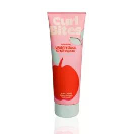 Curl Bites Refreshing Weightless Shampoo sampon rózsaszín tubusban, piros alma mintával és zöld kupakkal.