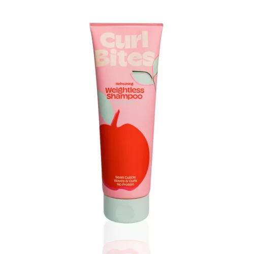 Curl Bites Refreshing Weightless Shampoo sampon rózsaszín tubusban, piros alma mintával és zöld kupakkal.