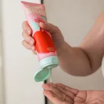 Curl Bites Refreshing Weightless Shampoo sampon adagolása rózsaszín tubusból tenyérbe