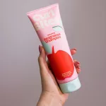 Curl Bites Refreshing Weightless Shampoo kíméletes sampon rózsaszín tubusban, kézben tartva, piros alma mintával.