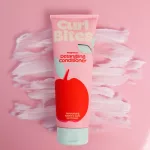 Rózsaszín Curl Bites Weightless Detangling Conditioner tubus fehér krémes mintájú háttér előtt.
