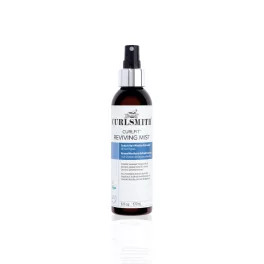 Curlsmith Curlfit Reviving Mist fejbőr- és hajfrissítő spray sötét flakonban, fekete szórófejjel és fehér címkével.