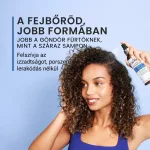 Göndör hajú nő a hajtöveire permetezi a Curlsmith spray-t a tincsek felfrissítésére.
