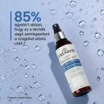 Curlsmith Curlfit Reviving Mist frissítő spray pumpás flakonban, vízcseppes világoskék háttér előtt elhelyezve.