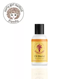 Jessicurl Oil Blend tápláló hajolaj fekete kupakos fehéres flakonban, sárga címkével a fényes tincsekért.