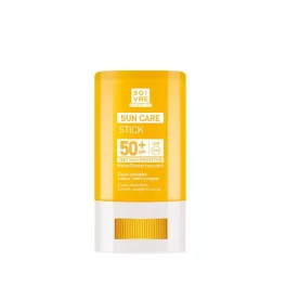 Sárga és fehér csomagolású Soivre Sun Care Stick SPF 50+ fényvédő stift fehér háttér előtt.