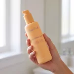 Rizos Curls 6-in-1 hajformázó krém kézben, közelről