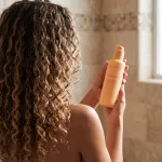 Rizos Curls 6-in-1 hajformázó krém göndőr hajú nő kezében