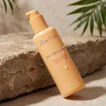 Rizos Curls 6-in-1 hajformázó krém nekitámasztva a kőpárkánynak