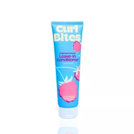 Curl Bites Weightless Protein Leave-In Conditioner világoskék tubusban, rózsaszín málnás mintával és fehér kupakkal.