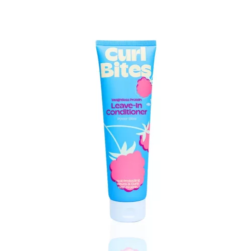 Curl Bites Weightless Protein Leave-In Conditioner világoskék tubusban, rózsaszín málnás mintával és fehér kupakkal.