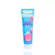 Curl Bites Weightless Protein Leave-In Conditioner világoskék tubusban, rózsaszín málnás mintával és fehér kupakkal.