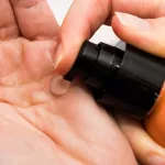 Curl Bites 2 Minute Refresh Serum adagolása a tenyérbe fekete pumpás adagolófej segítségével.