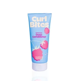 Curl Bites Multi Protein Deep Conditioner mélykondicionáló világoskék tubusban, málnás mintával és fehér kupakkal.