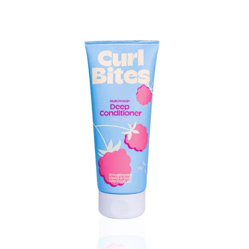 Curl Bites Multi Protein Deep Conditioner mélykondicionáló világoskék tubusban, málnás mintával és fehér kupakkal.