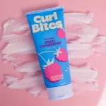 Curl Bites Multi Protein Deep Conditioner mélykondicionáló kék tubusban, fehéres krémes textúrával a háttérben.